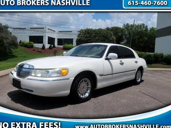 LINCOLN TOWN CAR 2001 1LNHM83W81Y683683 image